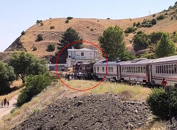 Yolcu treni hemzemin geçitte otomobile çarptı; kaza kamerada