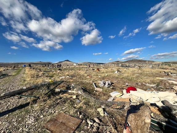 Fırtınada üzerine konteyner ev devrilmişti; toprağa verildi