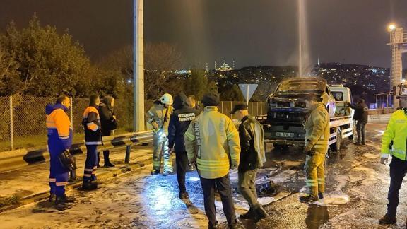 15 Temmuz Şehitler Köprüsünde otomobil yangını trafiğe neden oldu