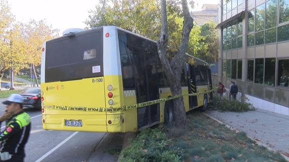 Beşiktaşta şoförünün kalp krizi geçirdiği İETT otobüsü kaza yaptı; şoför hayatını kaybetti