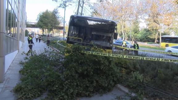 Beşiktaşta şoförünün kalp krizi geçirdiği İETT otobüsü kaza yaptı; şoför hayatını kaybetti