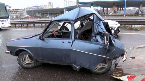 Başakşehirde TIRın çarptığı otomobil hurdaya döndü; sürücü yaralandı