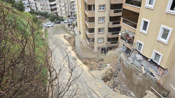 İstinat duvarı çöktü; 7 katlı binanın 2 katı tahliye edildi