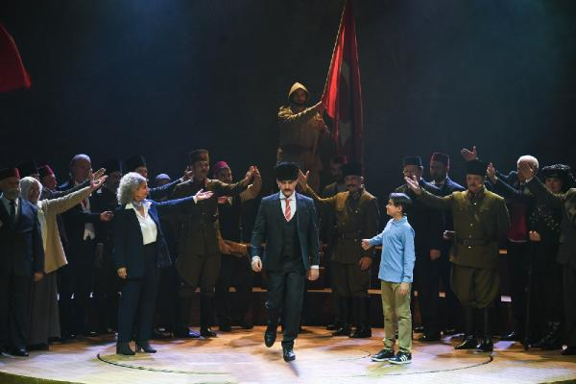 MEBin Cumhuriyete Doğru tiyatro oyununun galası Ankarada düzenlendi