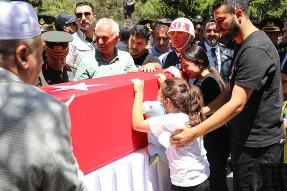 Pençe-Kilit Harekatı şehitleri toprağa veriliyor