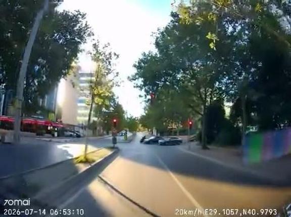 Ataşehirde kırmızı ışıkta geçen motosiklete otomobilin çarptığı kaza kamerada