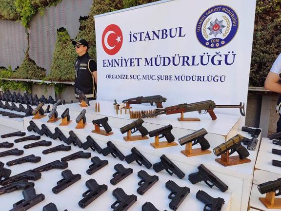 Organize suç örgütü operasyonunda ele geçirilenler emniyette sergilendi