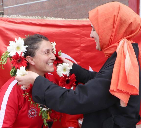 Rusyada atlı okçulukta dünya şampiyonu olan Melek öğretmen, Erzurumda coşkuyla karşılandı