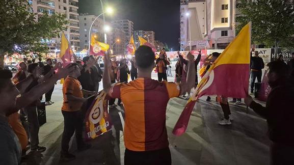 Galatasaray taraftarlarından coşkulu kutlama