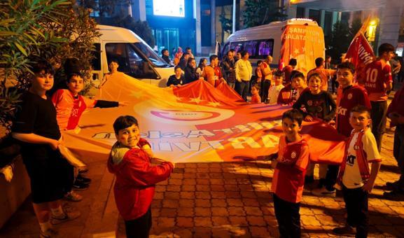 Galatasaray taraftarlarından coşkulu kutlama
