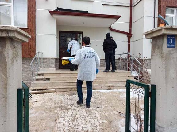 Yalnız yaşadığı evinde ölü bulundu