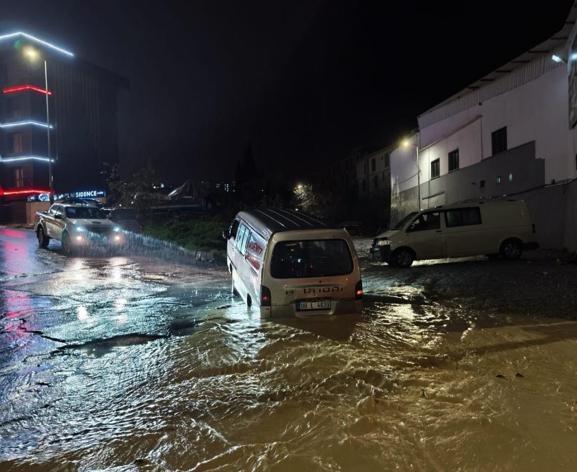 Kuşadası’nda fırtına ve sağanak: Evlerin çatıları uçtu, araçlar yollarda mahsur kaldı