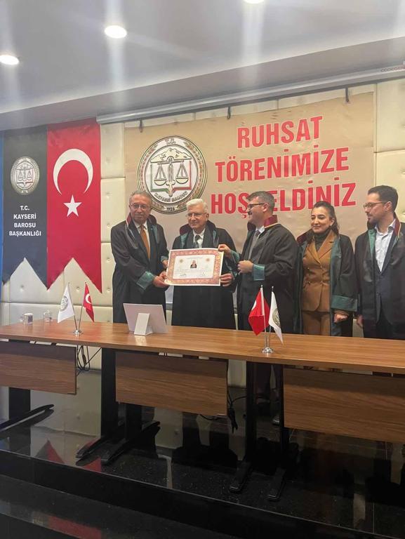 34 yıllık genel cerrah, sağlık çalışanlarına şiddet olayları artınca avukat oldu