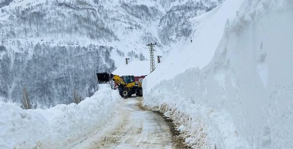 Yolu kapalı köyde rahatsızlanan hasta, ekipler tarafından hastaneye ulaştırıldı