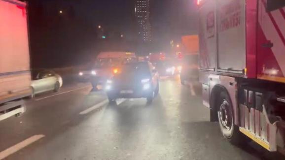 Bağcılar TEM Otoyolunda zincirleme kaza; trafik yoğunluğu oluştu