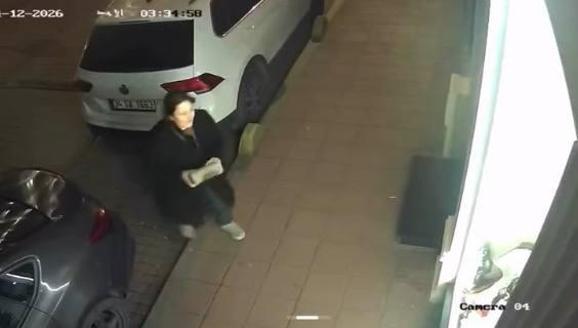 Fatihte kaldırım taşıyla iş yerinin camlarını kıran kadın kamerada