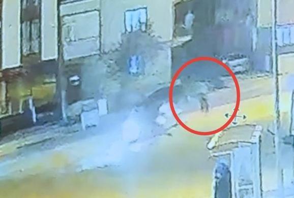 Bursada otomobil ile çarpışan motosikletin sürücüsü ağır yaralandı; kaza anı kamerada