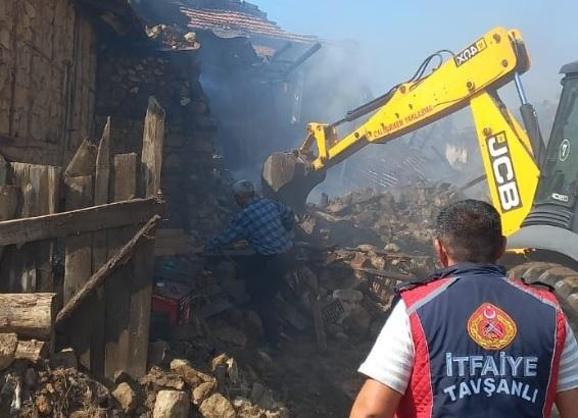 Köyde çıkan yangında 2 ev ve eklentileri yandı; ev sahibi gözaltına alındı