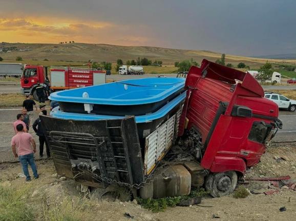 Kırıkkalede TIR ile otomobil çarpıştı: 6 yaralı