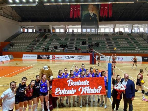 Voleybol maçında sürpriz evlilik teklifi