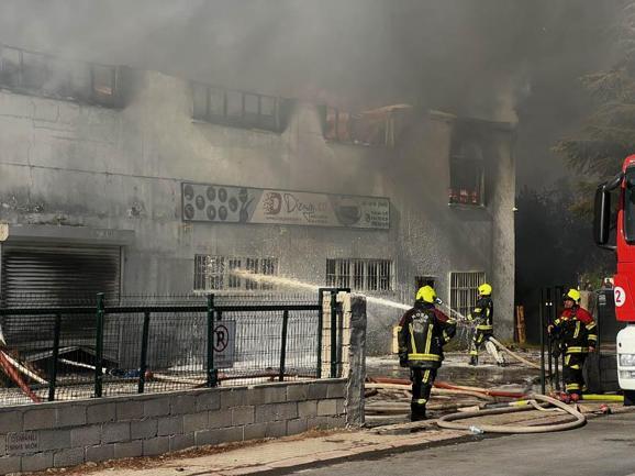 Kayseri’de hırdavatçıda çıkıp fabrikaya sıçrayan yangın kontrol altında