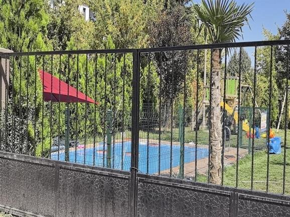 Epilepsi hastası Berra, havuzda boğulma tehlikesi geçirirken yaşanan panik kamerada