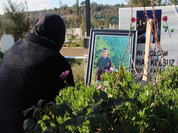 8 bıçak darbesiyle öldürülen Batuhan’ın annesi mezarı başında adalet istedi