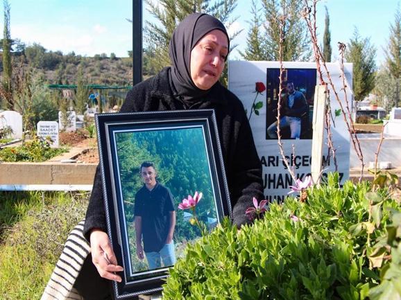 8 bıçak darbesiyle öldürülen Batuhan’ın annesi mezarı başında adalet istedi