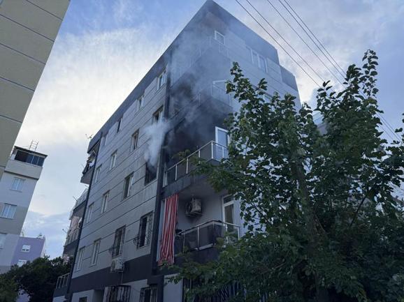 4 katlı binada yangın; mahsur kalan 2 kişi itfaiye ekipleri tarafından kurtarıldı