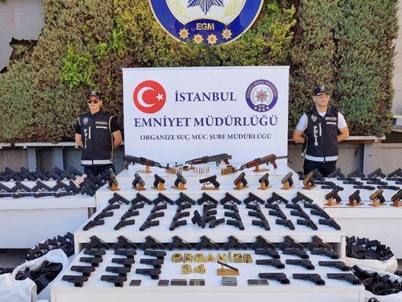 Organize suç örgütü operasyonunda ele geçirilenler emniyette sergilendi