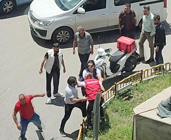 Otomobil sürücüsü ile motosikletlinin kavgasına sivil polisler müdahale etti