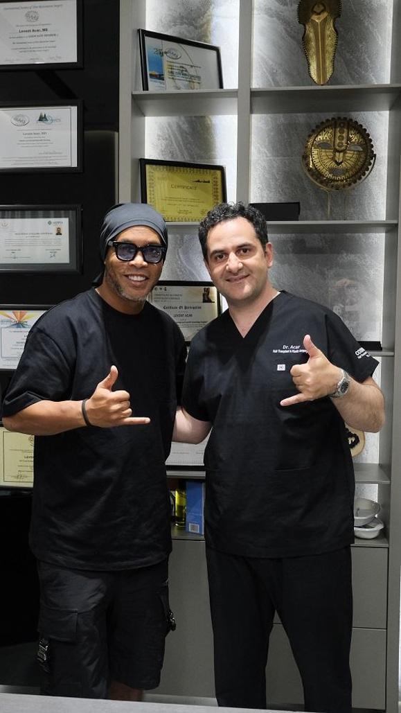 Efsane futbolcu Ronaldinho saç bakımı için İstanbul’da