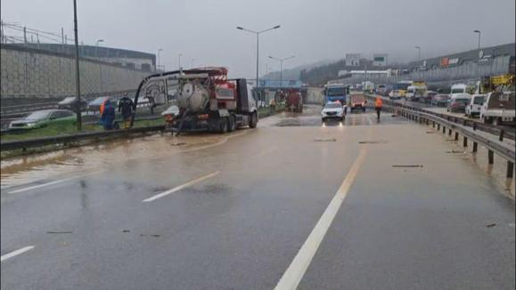 Çekmeköyde dere yola taştı; Kadıköy istikameti trafiğe kapatıldı