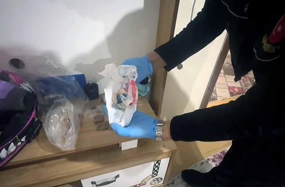 Evlerinde uyuşturucuyla yakalanan torbacılar tutuklandı