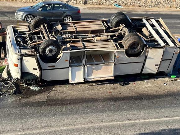 Tarım işçilerini taşıyan minibüs takla attı: 25 yaralı