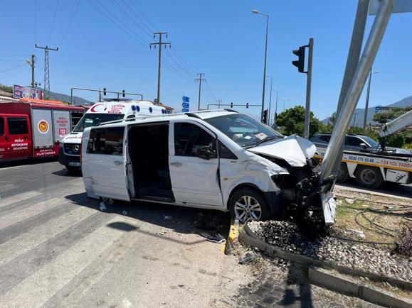 Fethiyede minibüs ve hafif ticari araç çarpıştı: 12 yaralı