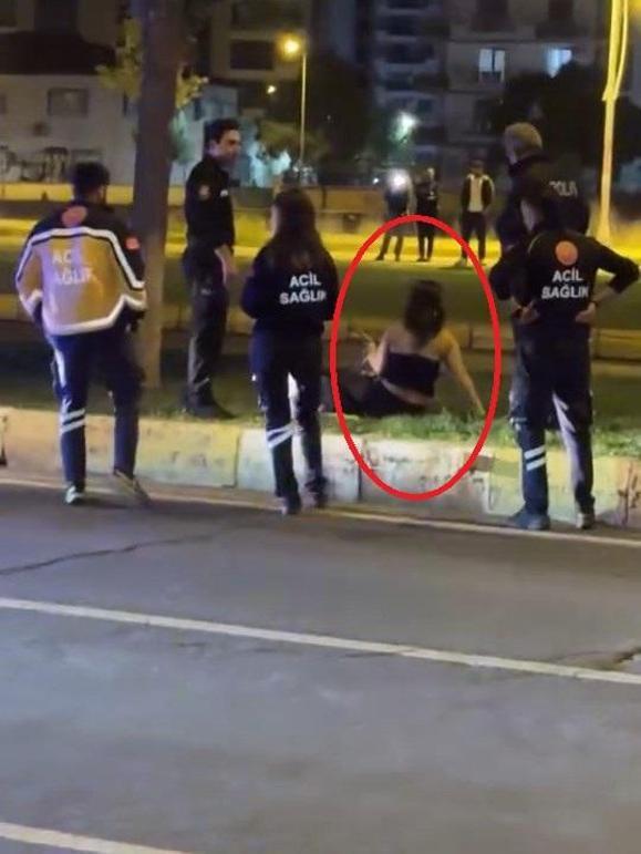 Alkollü kadın, trafikteki araçların önünü kesip, sürücülere tekme attı