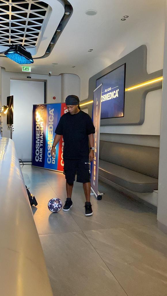 Efsane futbolcu Ronaldinho saç bakımı için İstanbul’da