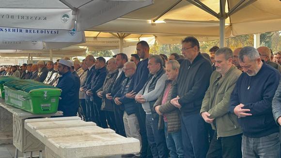 Tartıştığı babasını bıçaklayarak öldürdü; işletmenin çatısında yakalandı