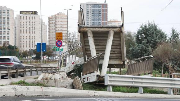 Avcılarda iş makinesi taşıyan TIRın çarptığı üst geçit kaldırıldı