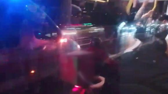 Fırtınada köprüyü geçmeye çalışan motokuryeye ambulans ve metrobüs kalkan oldu