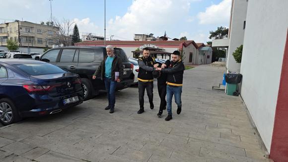 Fiyat sormak için girdiği iş yerinin vitrinindeki cep telefonunu çaldı