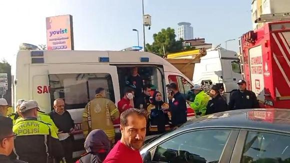 Üsküdarda İETT otobüsü börekçiye girdi: 4 yaralı