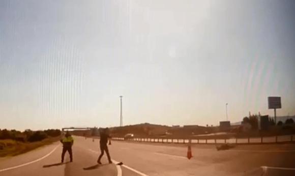 Tekirdağda dur ihtarına uymayan sürücünün cipiyle çarptığı polisin tedavisi sürüyor