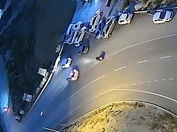 Mezarlıktaki otomobillerden hırsızlık şüphelisine suçüstü; havaya ateş açılarak yakalandı