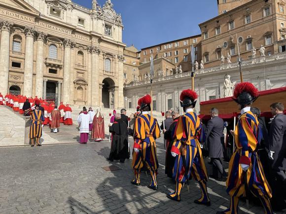 Papa’nın tabutu Aziz Petrus Bazikilikasına taşınıyor
