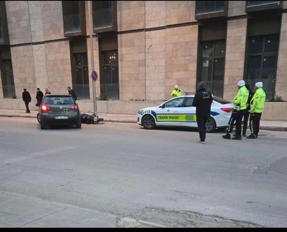 Motosiklet, sürücüsünün U dönüşü yaptığı otomobile çarptı: 1’i ağır, 2 yaralı