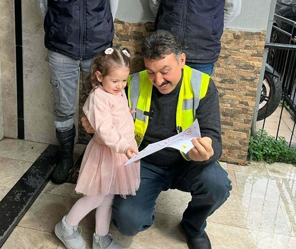 Çöp kamyonu şoförü ile 3 yaşındaki Ayşe arasında pencere bağı