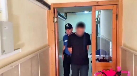 Kızlara laf atanları uyardı, tekme tokat dövüldü