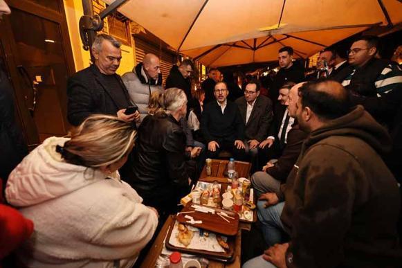 AK Parti’li Kasapoğlu, İzmir’de vatandaşlarla sahurda bir araya geldi